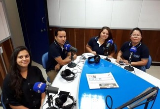 O Jornal da 100.3 é apresentado pelos jornalistas Ana Gabriela Gomes e Natanael Vieira (Foto: Néia Dutra/Folha BV)