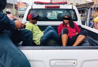 Presos em flagrante, o casal foi levado no carro da PM para o 4º DP (Foto: Aldenio Soares)