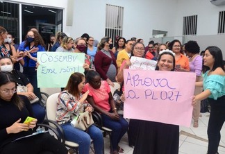 Aprovação foi comemorada pelos profissionais presentes, que gritaram várias vezes o nome Educação (Foto: Nilzete Franco/FolhaBV)