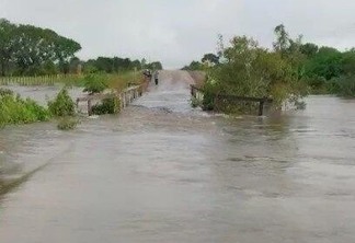 A ponte sobre o rio Baraúna, no km 78, alagou após as fortes chuvas em Caracaraí, em 2023 (Foto: Divulgação)