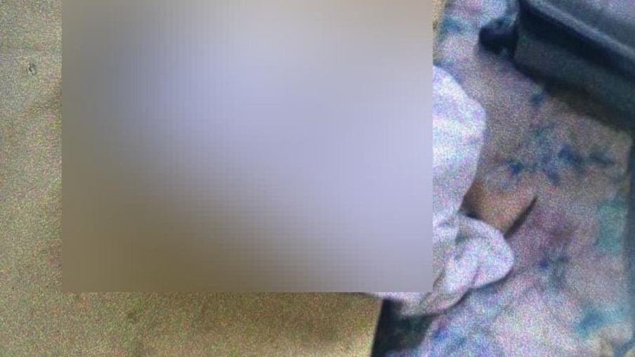 O corpo da criança estava enrolado em um lençol, já em estado de rigidez cadavérica, putrefação e com bichos na face (Foto: Divulgação) 