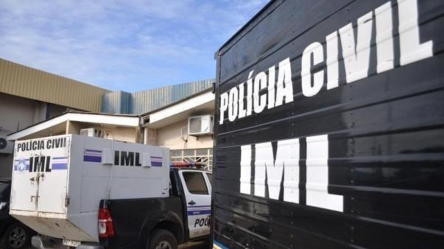 Equipe do Instituto de Medicina Legal (IML) foi acionada e esteve no local (Foto: Diane Sampaio/Folha BV)