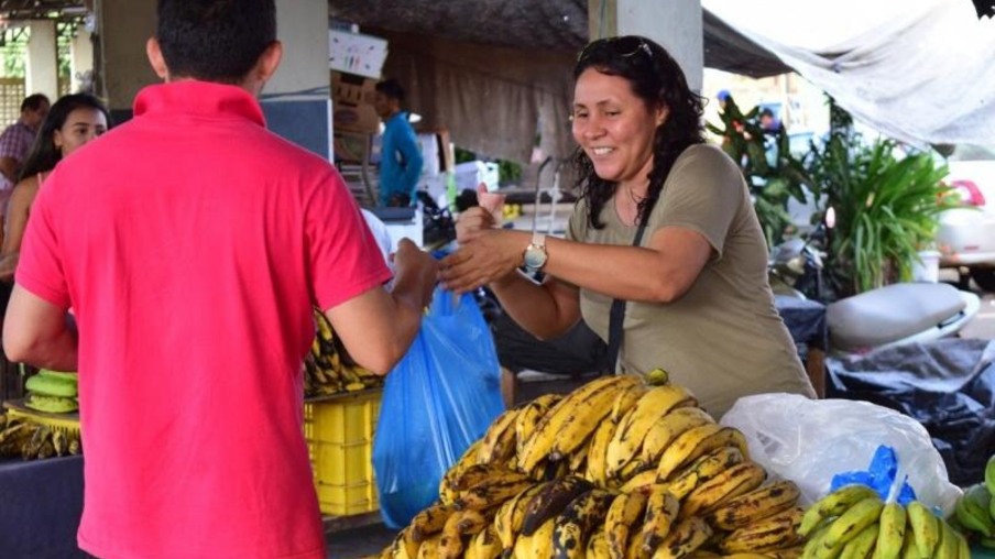 Luciana Ribeiro, produtora rural, produz e vende bananas na Feira do Produtor em Boa Vista (Foto: Nilzete Franco/FolhaBV)
