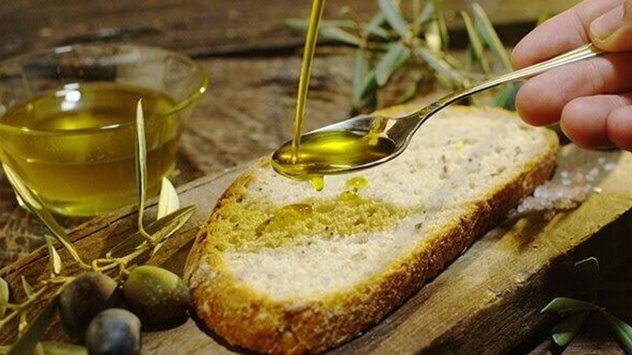 Uma recomendação é usar o azeite para substituir margarina no pão ou em torradas (Foto: Divulgação)