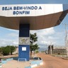 Portal de entrada do Município de Bonfim, na fronteira do Brasil com a Guiana (Foto: Nilzete Franco/FolhaBV)