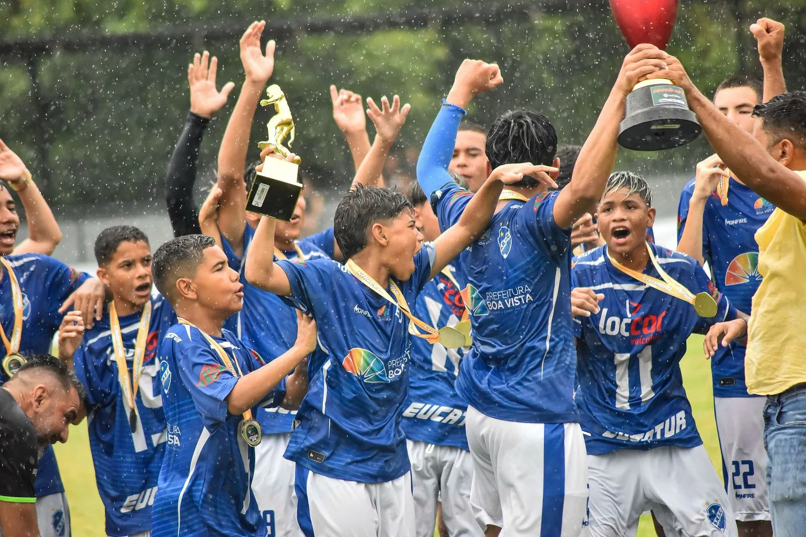 Mundão Sub-15 comemorando o título. (Foto: Reprodução/São Raimundo-RR)