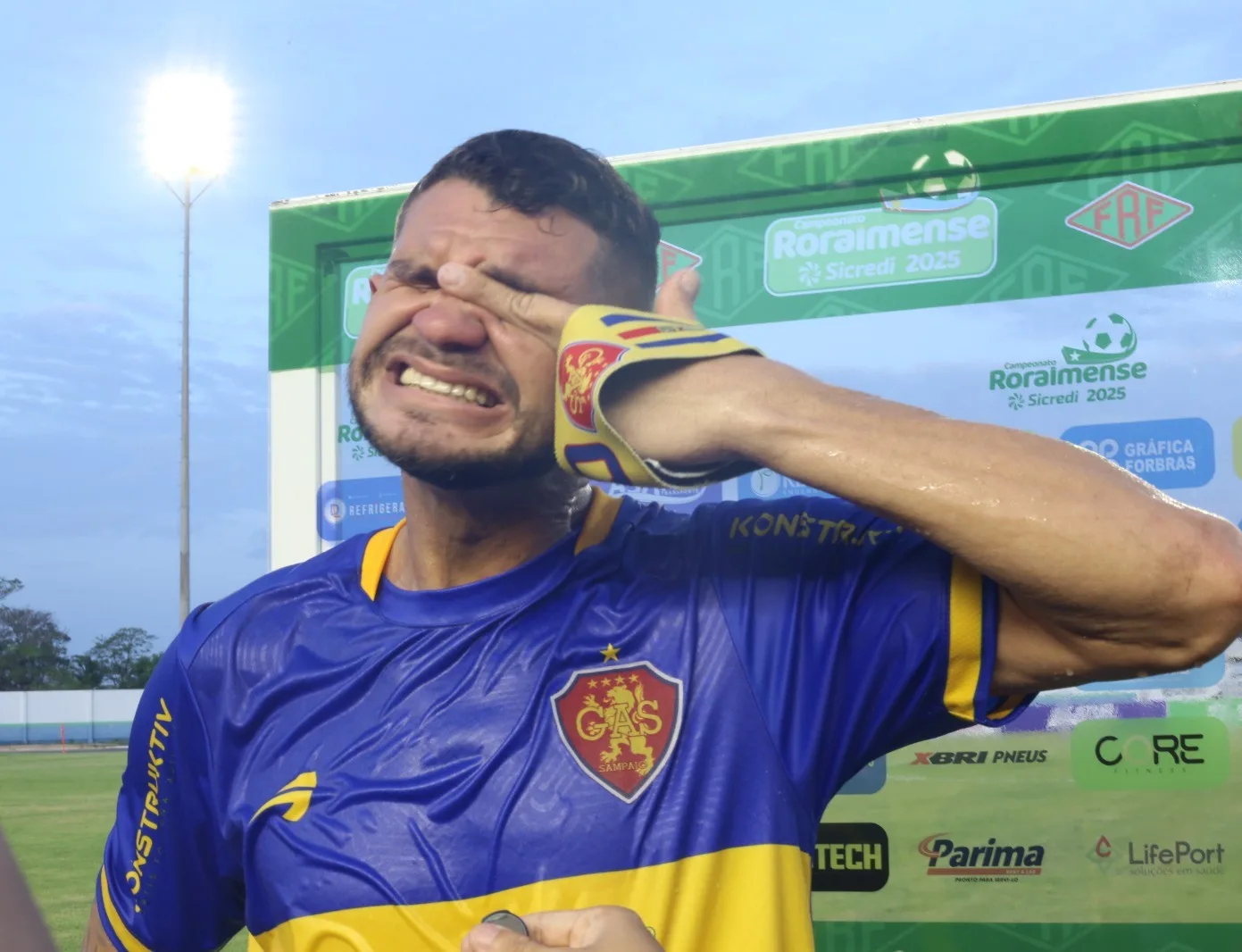 Derlan, capitão do Grêmio Atlético Sampaio, dedica vitória à mãe (Foto: FolhaBV)