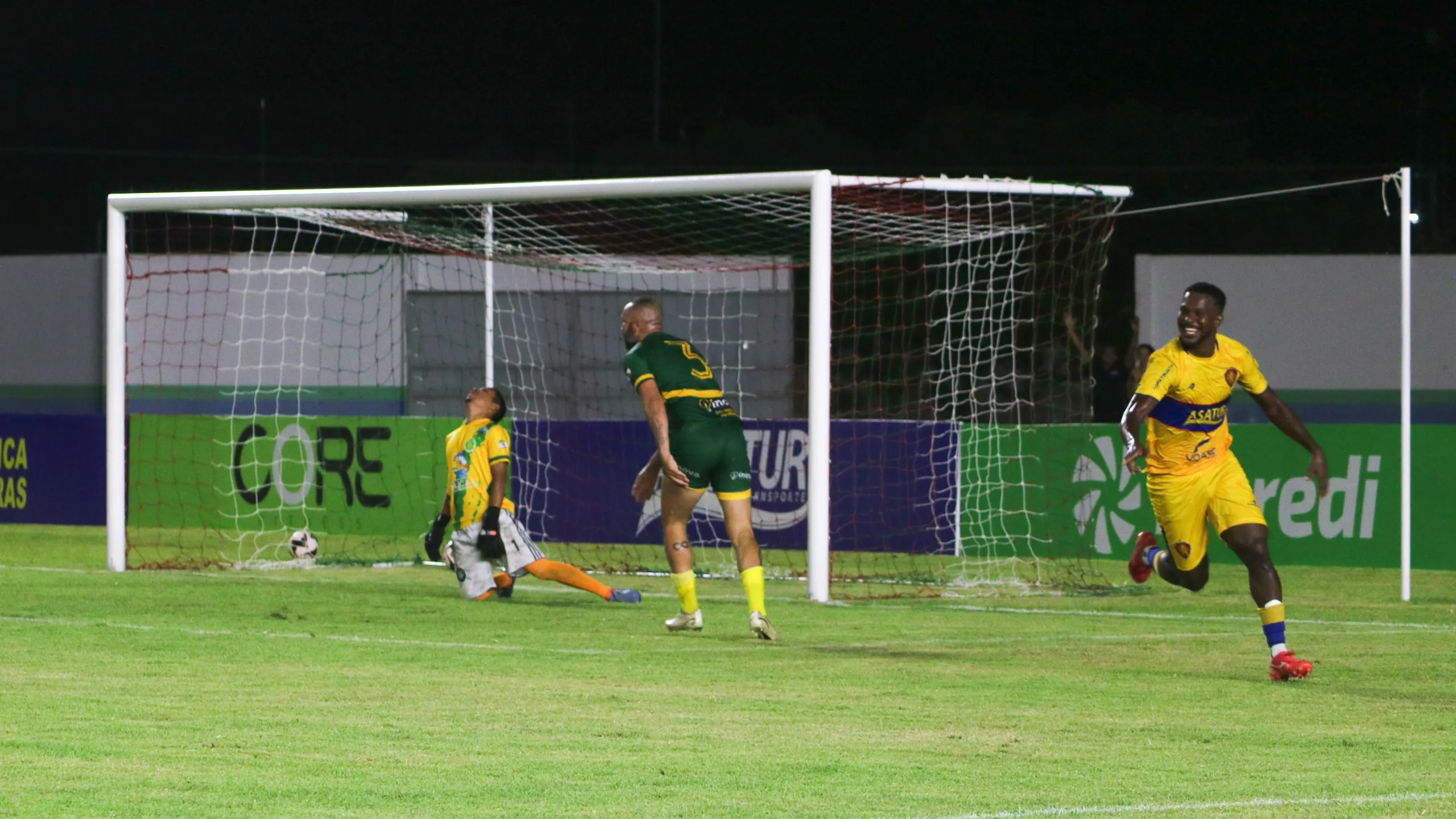 João Vitor brilha e marca duas vezes para o Leão Dourado contra o Verdão de Mucajaí (Foto: Déborah Nascimento/FolhaBV)