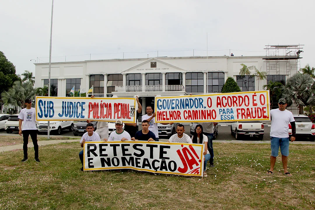 Candidatos se reuniram em frente ao palácio Senador Hélio Campos (Foto: Nilzete Franco/FolhaBV)