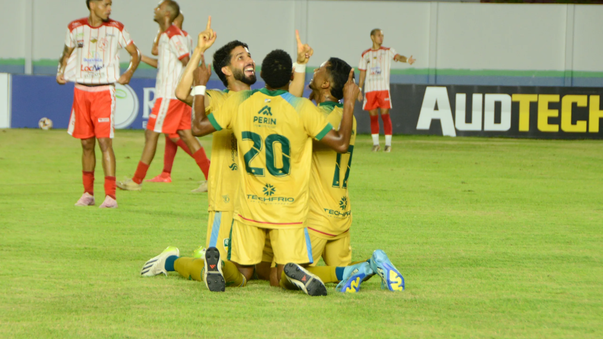 Jogadores do Monte Roraima celebram gol marcado contra o Náutico, em jogo da quarta rodada do Estadual no Canarinho (Foto: Déborah Nascimento/Folha BV)